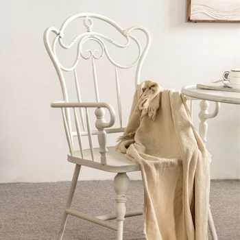 Винтажный старый белый стул из кованого железа, французский балкон, небольшой столик и стулья, черный обеденный стол, сад, одинарный стул на открытом воздухе, куртуазный